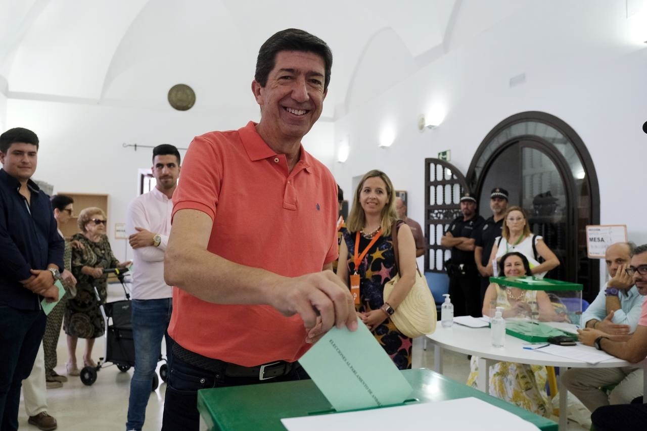 El excandidato de Cs a la Junta de Andalucía, Juan Marín, votando