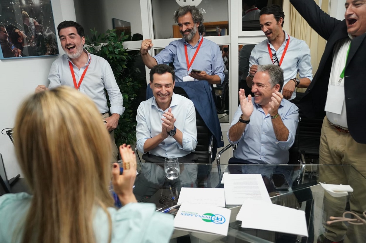 Juan Manuel Moreno Bonilla celebra los resultados rodeado de los suyos. Twitter