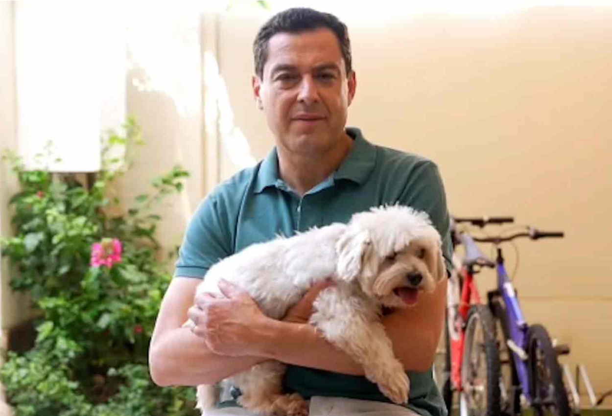 Juan Manuel Moreno Bonilla y su perro Toby