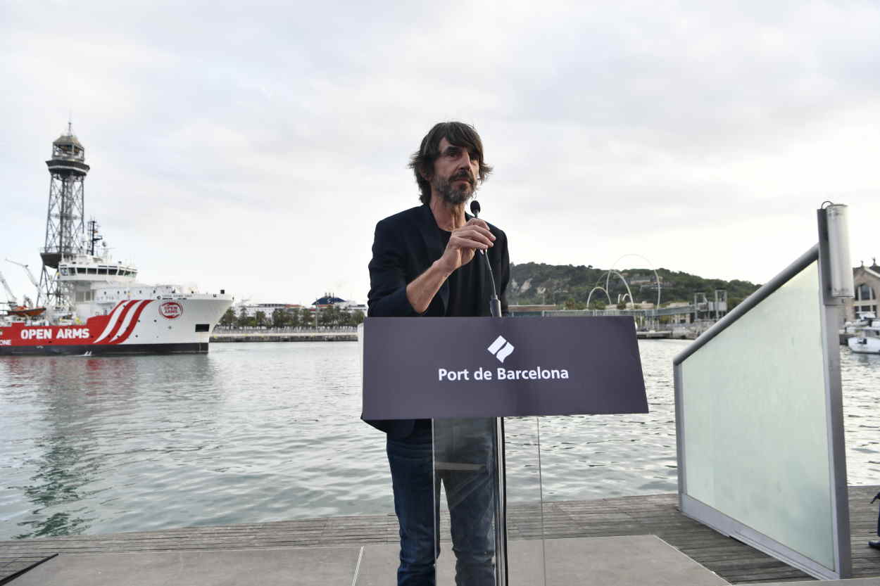 El actor Santi Millán interviene durante la presentación del buque Open Arms Uno, en la Rambla de Mar del puerto de Barcelona. Europa Press.