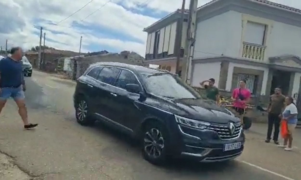 Vecinos de Villanueva de Valrojo increpan a la comitiva de la Junta de Castilla y León por el incendio de Sierra de la Culebra