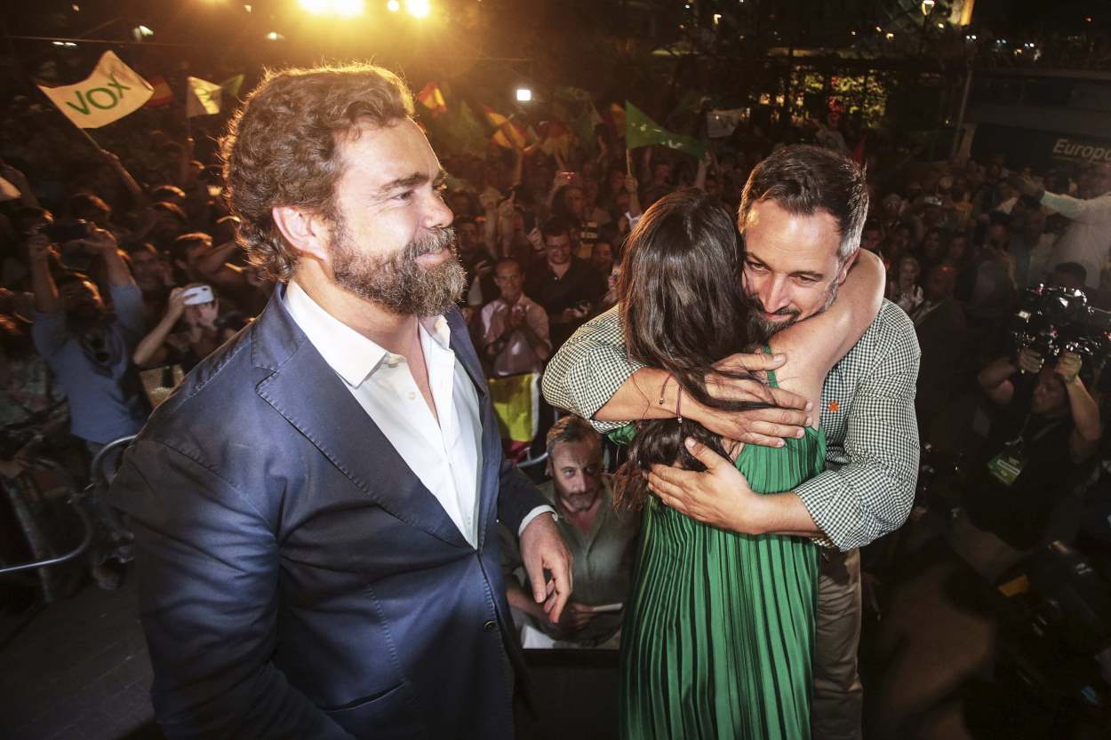 La candidata de Vox, Macarena Olona, abraza al presidente de Vox, Santiago Abascal, tras las votaciones a la presidencia de la Junta de Andalucía en el Plaza de Armas