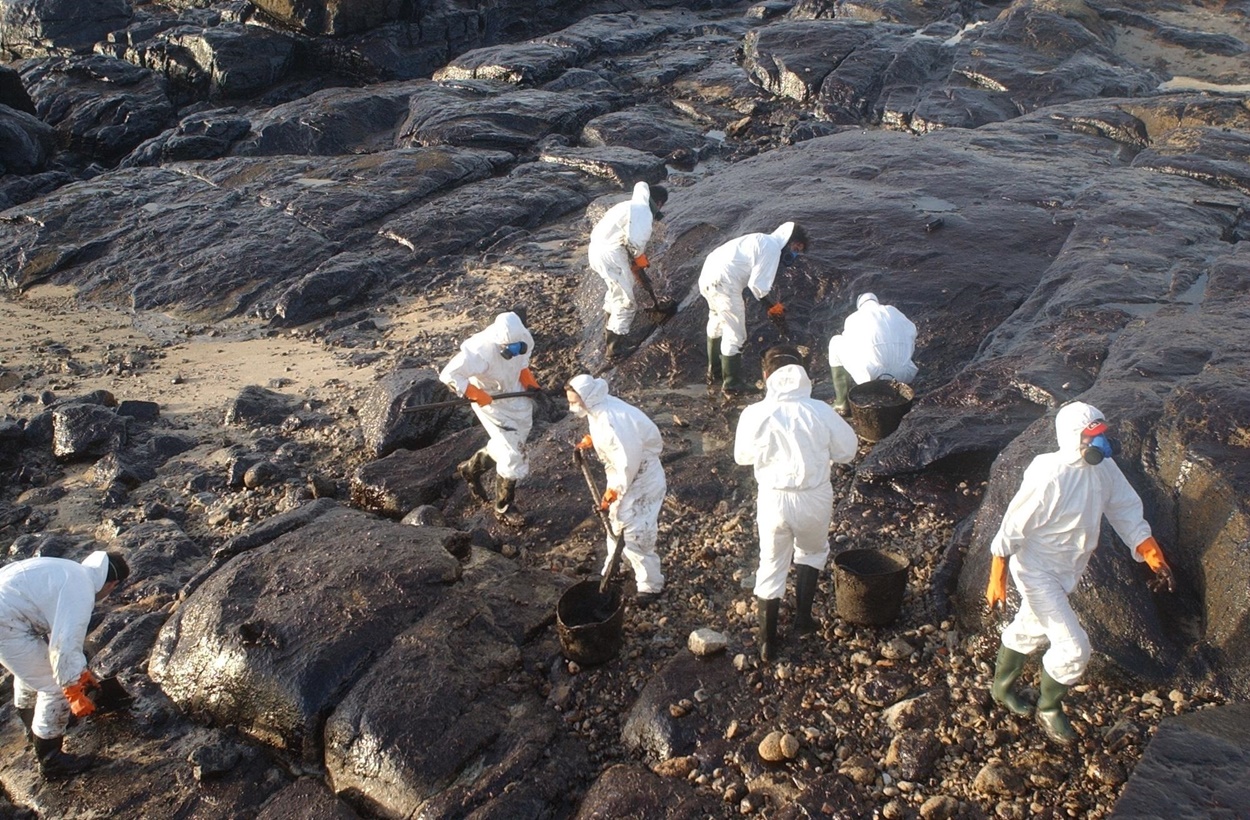 Imagen de voluntarios limpiando las costas gallegas en noviembre de 2002 (Foto: Archivo /Europa Press).