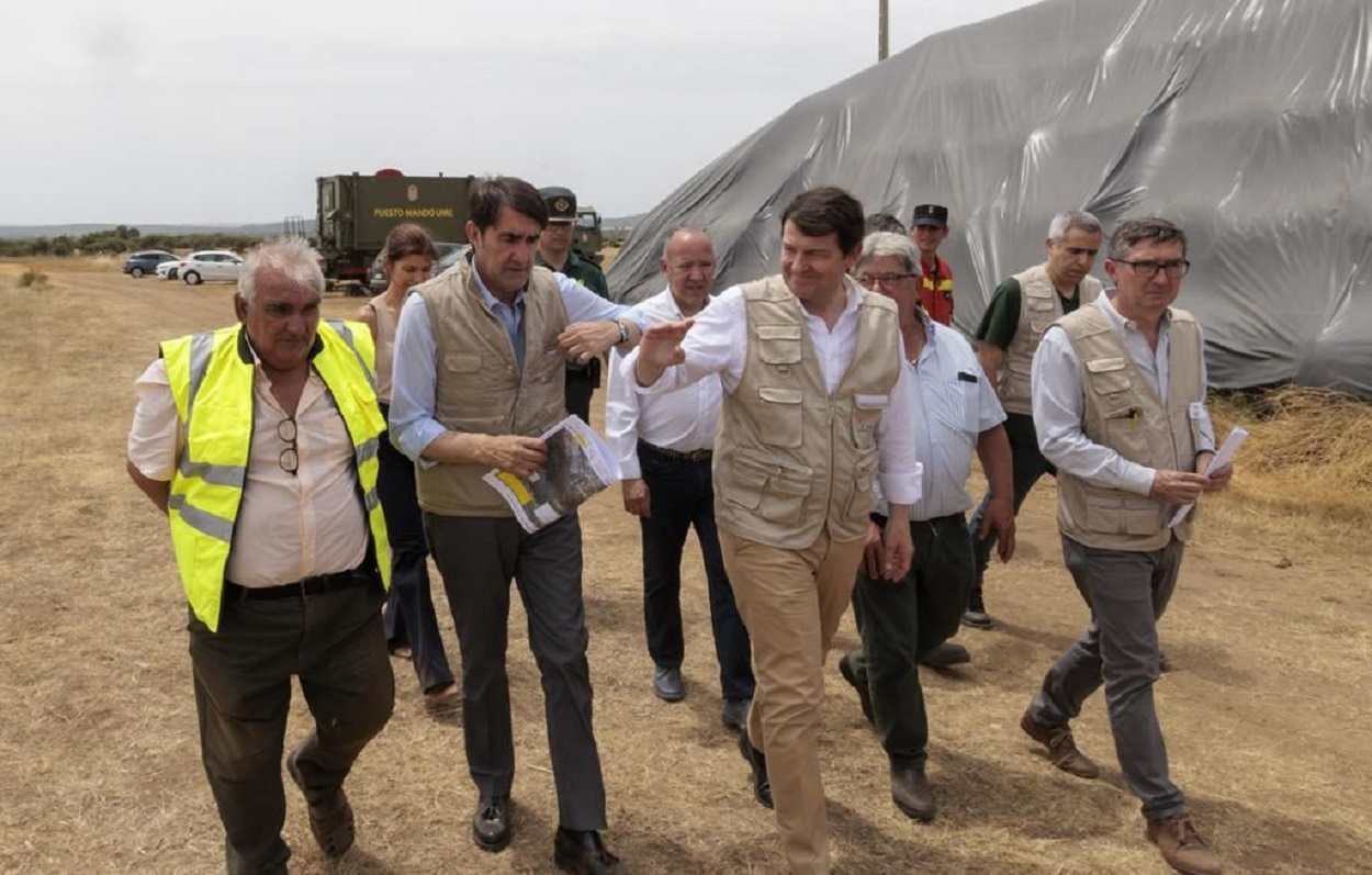 Mañueco niega la falta de medios propios en el incendio de Zamora. EP