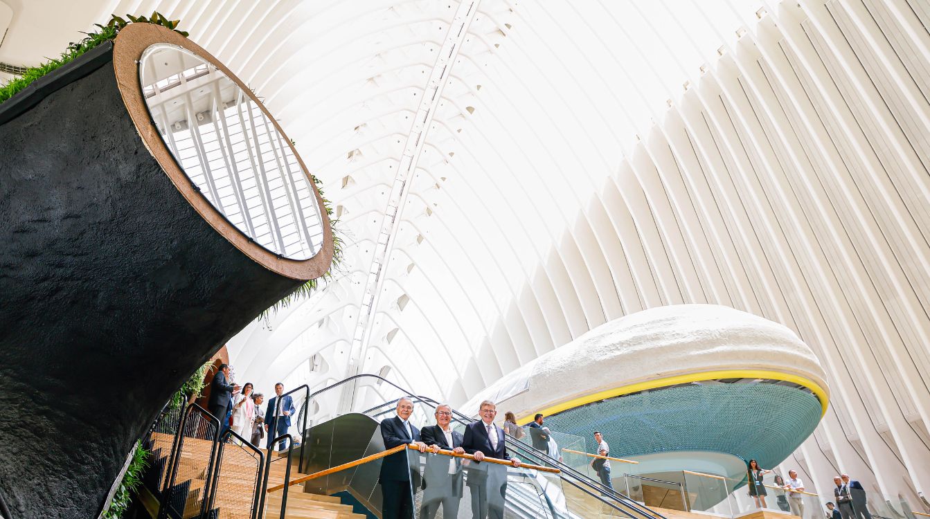 El presidente de la Fundación ”la Caixa”, Isidro Fainé; el alcalde de Valencia, Joan Ribó, y el presidente de la Generalitat Valenciana, Ximo Puig, han inaugurado CaixaForum València