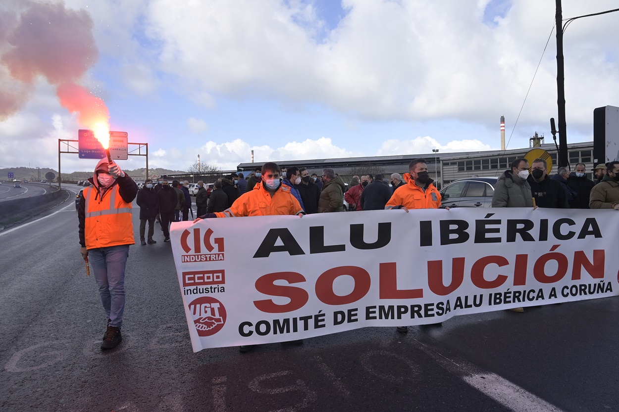 Imagen de una de las protestas de los trabajadores de Alu Ibérica de A Coruña (Foto: Europa Press).