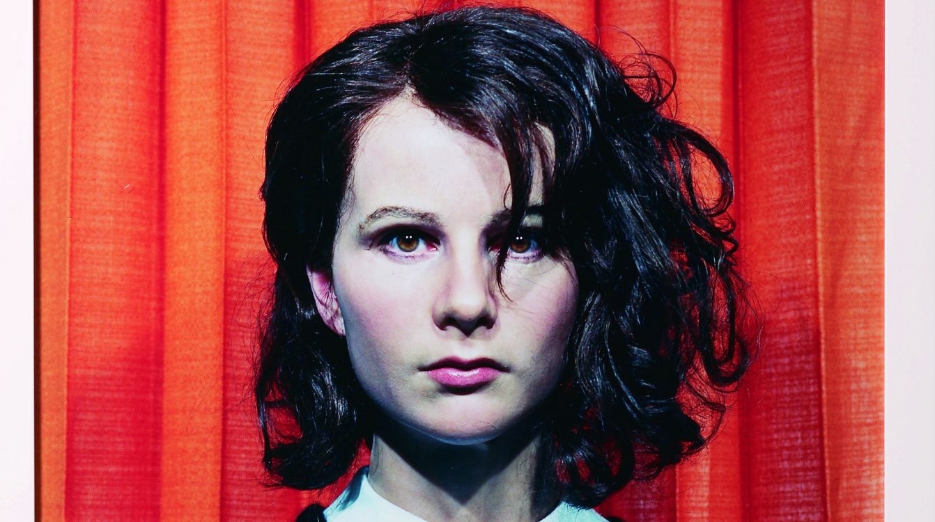 Gillian Wearing. Autorretrato a los 17 años. Fotografía en color, 2003. Colección de Arte Contemporáneo Fundación la Caixa