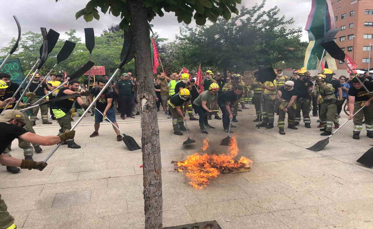 Protestas de los bomberos en los aledaños de las Cortes de Castilla y León ante la ineficacia del plan contra incendios de Mañueco.