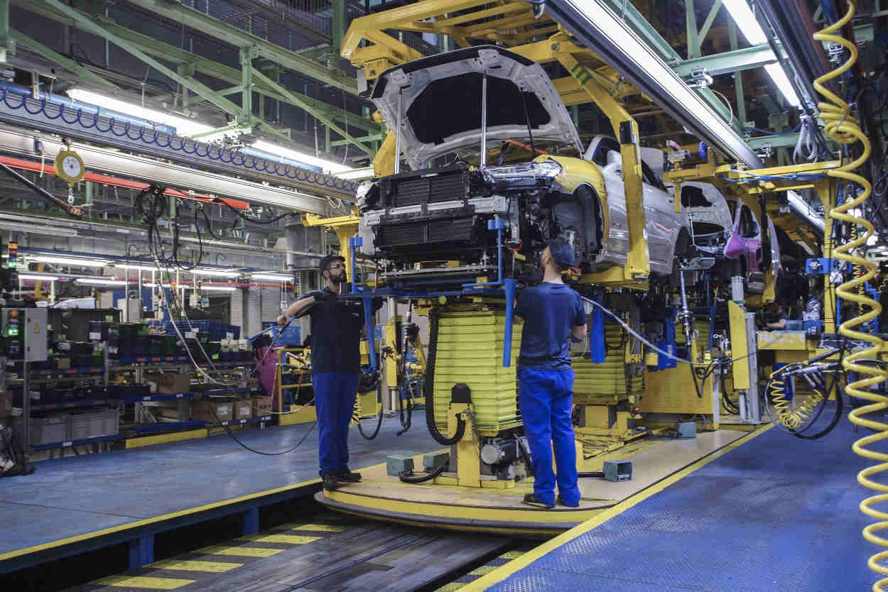 Trabajadores de Ford en la fábrica de Almussafes (Valencia). EP