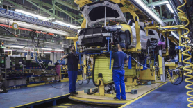 Trabajadores de Ford en la fábrica de Almussafes (Valencia). EP