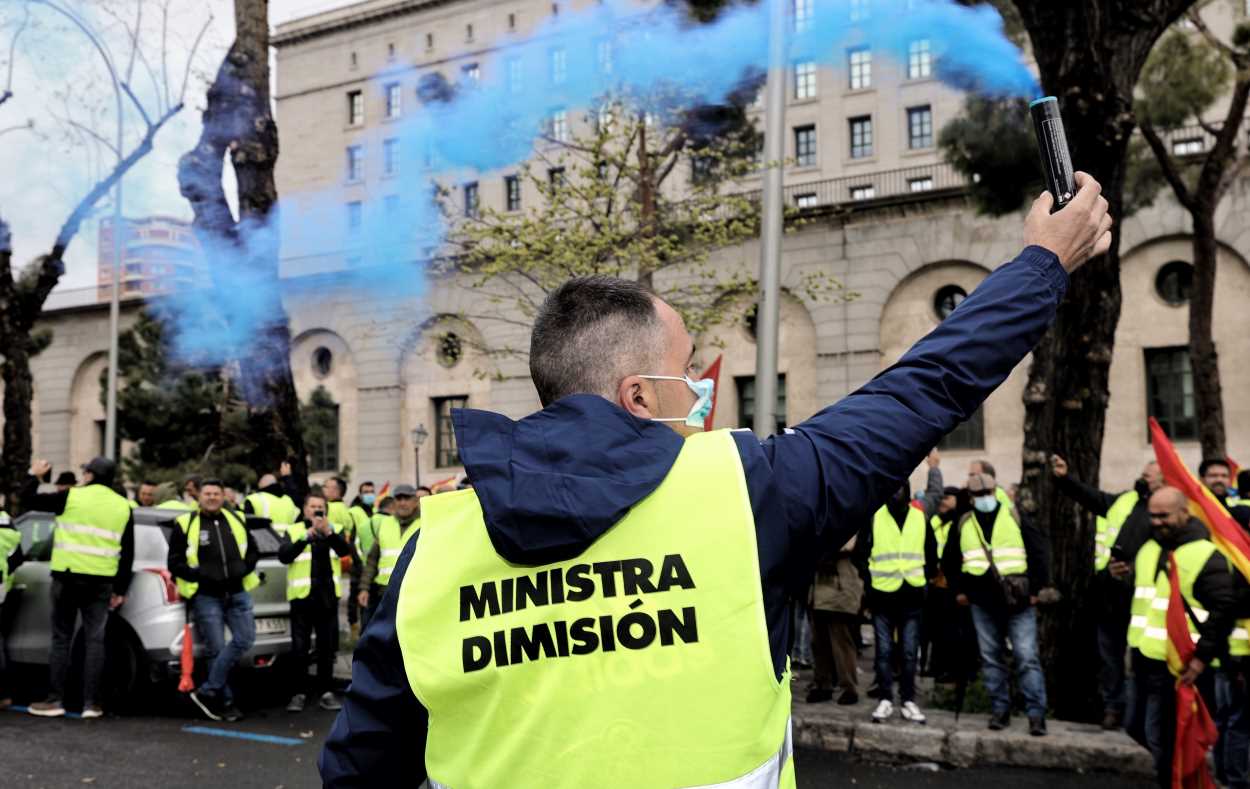 Un hombre protesta frente al ministerio de transportes durante el paro de transportes del pasado marzo. Europa Press