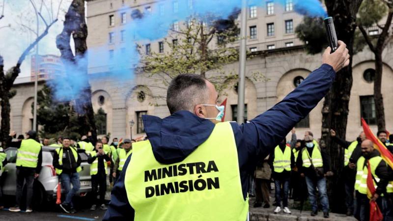 Un hombre protesta frente al ministerio de transportes durante el paro de transportes del pasado marzo. Europa Press