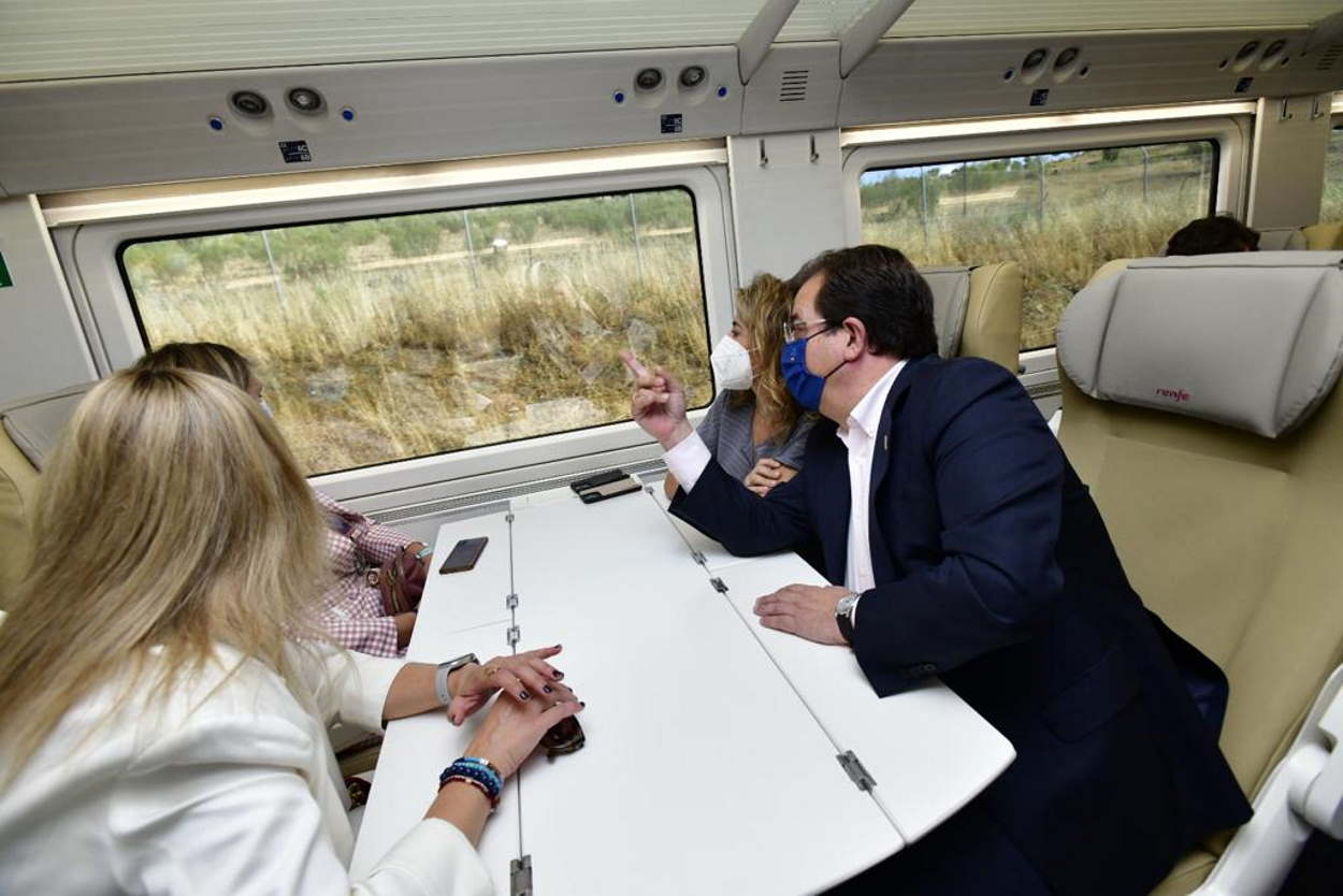 El presidente de la Junta, Guillermo Fernández Vara, y la ministra de Transportes, Raquel Sánchez, realizan el viaje de pruebas de la línea de alta velocidad entre Plasencia y Badajoz.