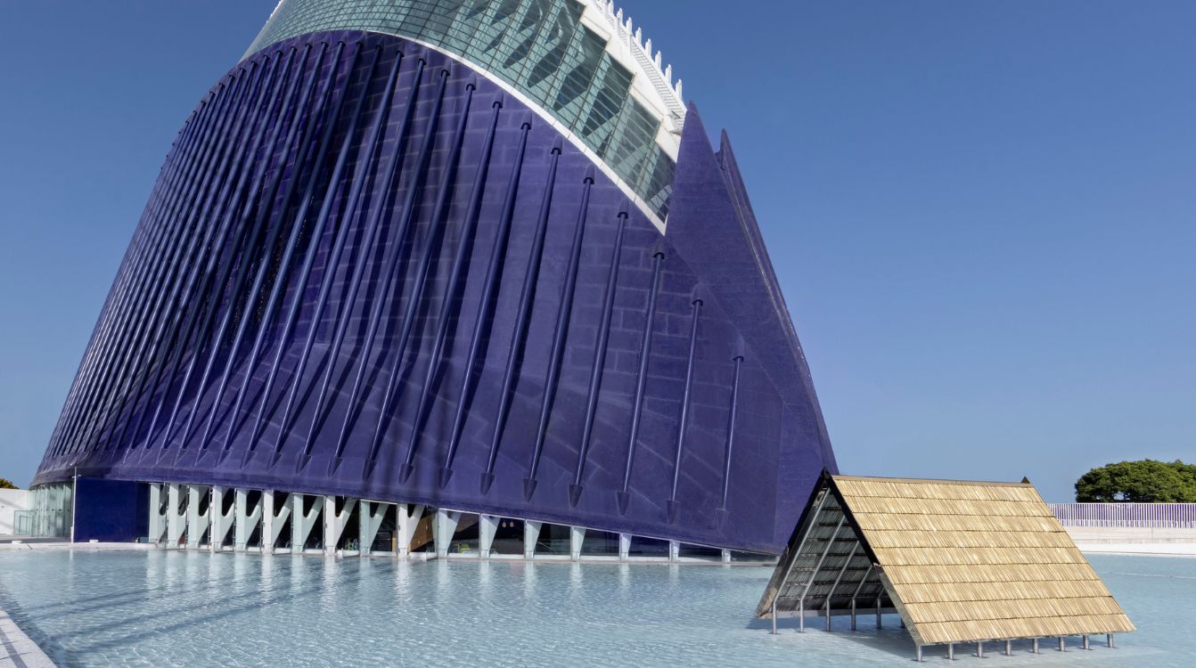 En el exterior de CaixaForum València está la obra de arte Palafit de Anna Talens © Miguel Lorenzo. Fundación la Caixa