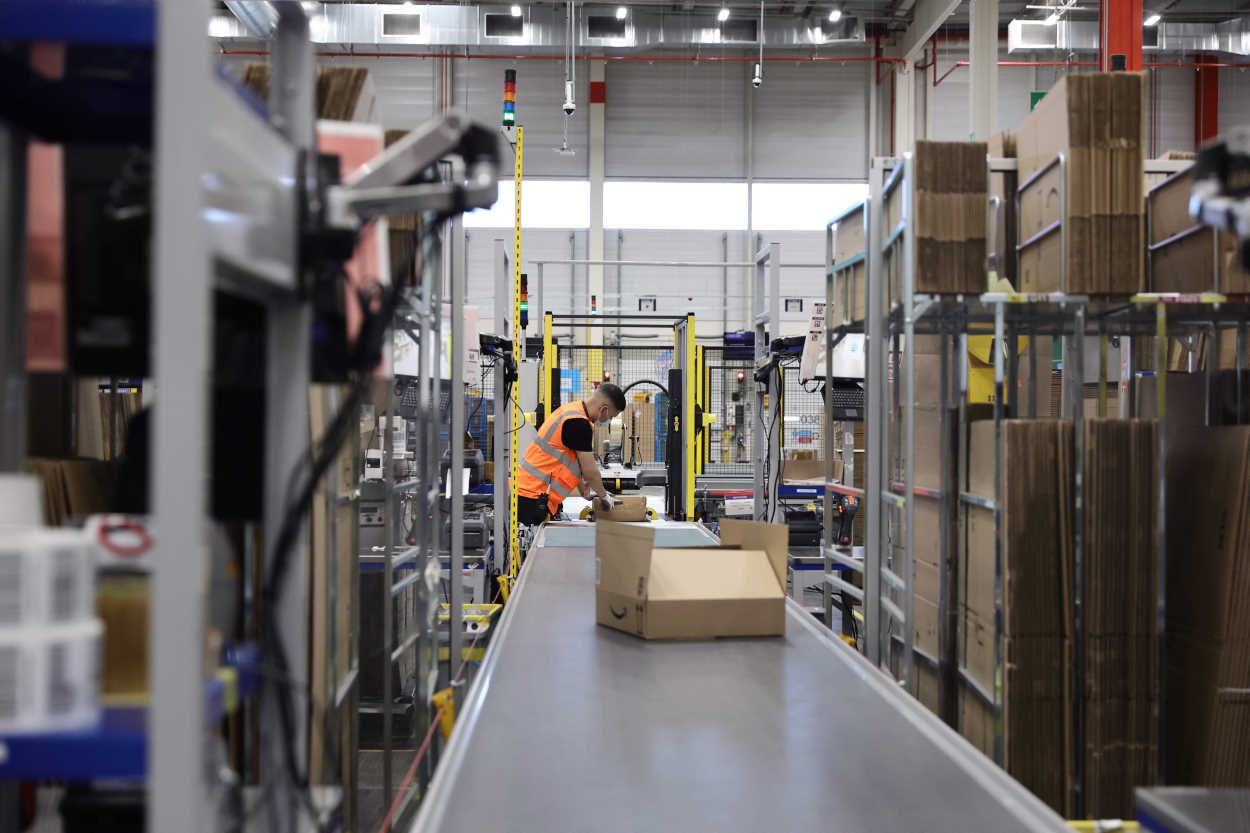 Un trabajador empaqueta pedidos en las instalaciones del Centro Logístico de Amazon en Alcalá de Henares. Europa Press