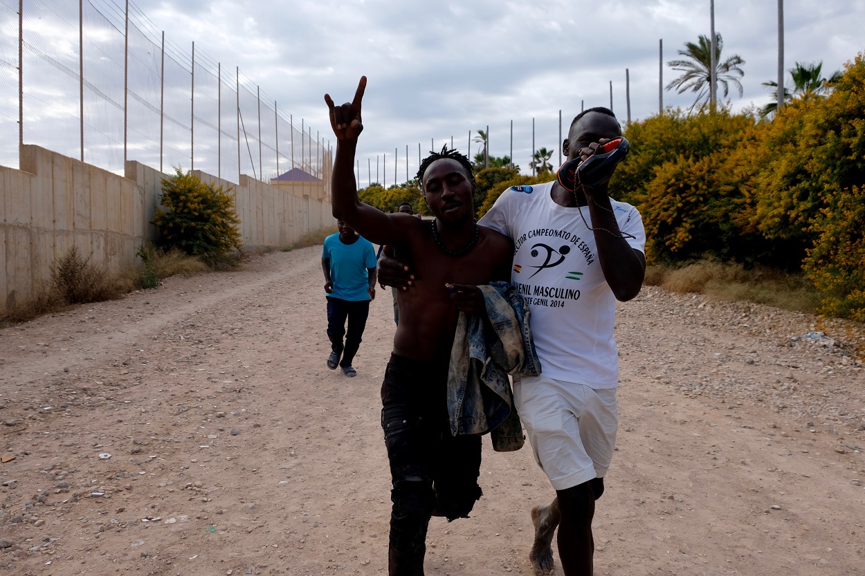 Varios migrantes se dirigen al Centro Temporal de Inmigrantes (CETI), en Melilla. EP