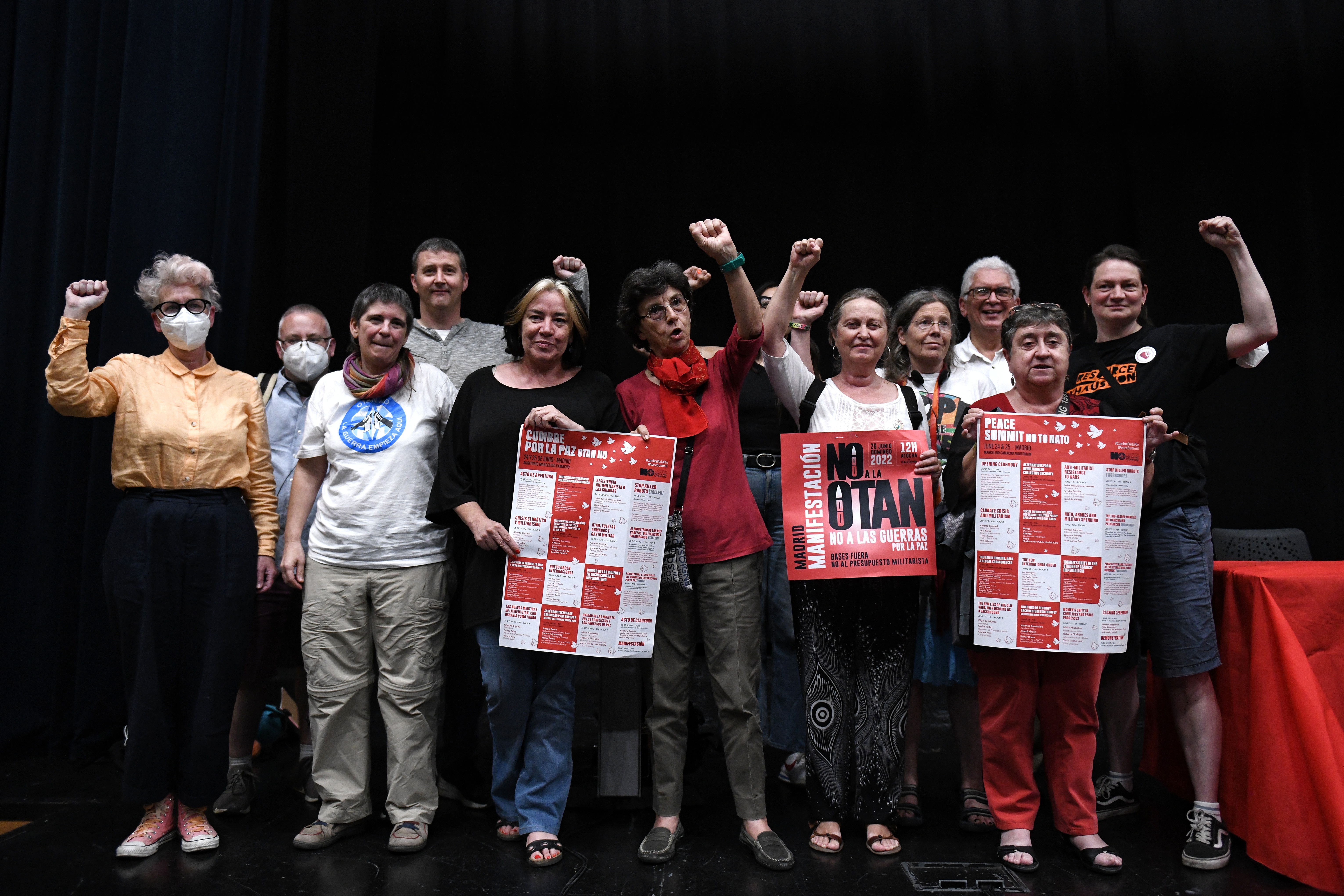 Foto de familia de la ‘Cumbre por la Paz: OTAN no’, en el Auditorio Marcelino Camacho de Comisiones Obreras de Madrid. EP