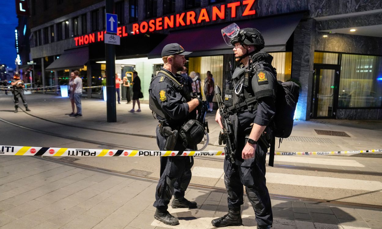 Policías frente a la discoteca de Oslo en la que se ha perpetrado el atentado contra la comunidad LGTBI