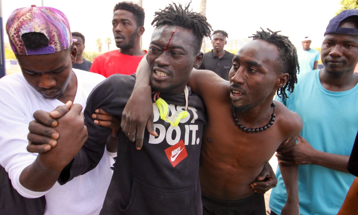 Varios migrantes se dirigen al Centro Temporal de Inmigrantes (CETI), después de saltar la valla de Melilla, a 24 de junio de 2022, en Melilla (España).