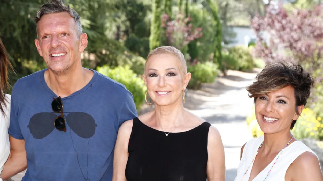 Ana Rosa Quintana junto a Joaquín Prat y Sonsoles Ónega. Telecinco / Getty