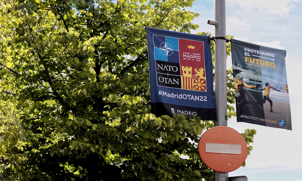 Dos carteles anuncian la celebración de la Cumbre de la OTAN en IFEMA. EP