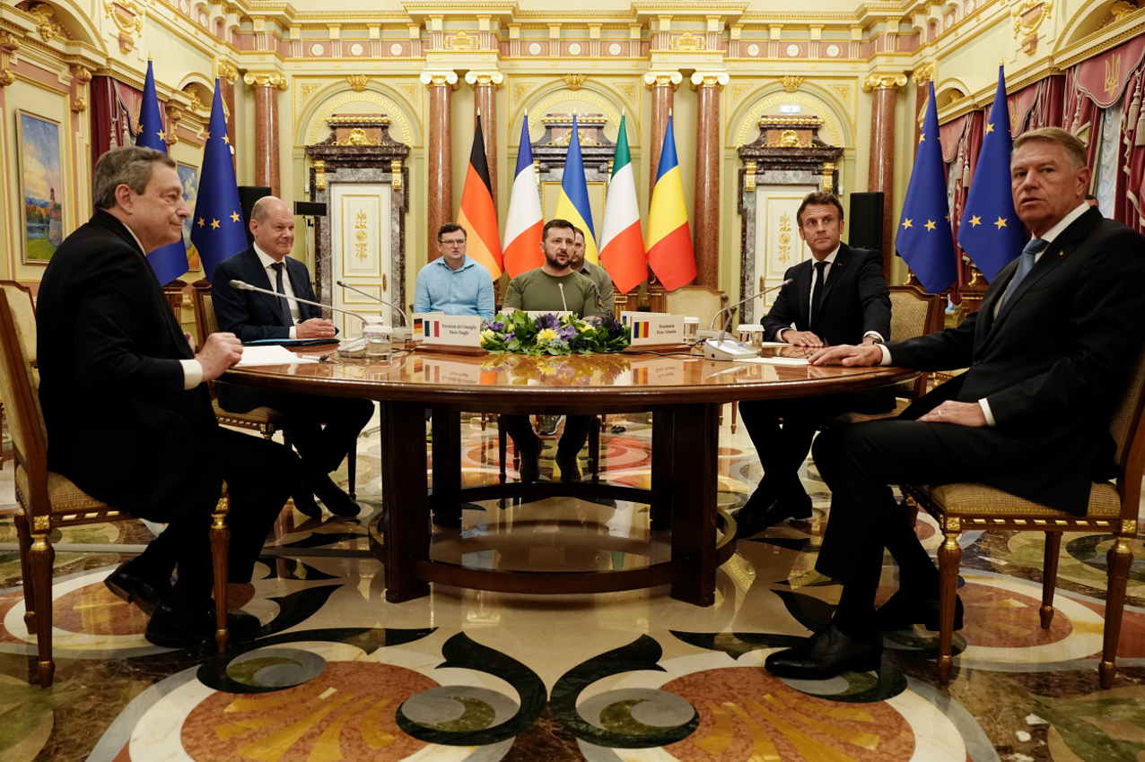 El presidente ucraniano Volodimir con Mario Draghi, Olaf Scholz, Emmanuel Macron y Klaus Iohannis. 