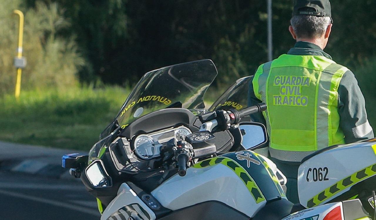 Un agente de la Guardia Civil con su moto