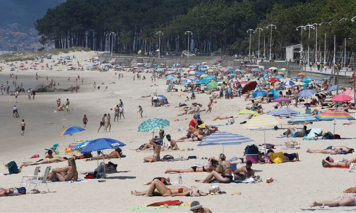 Bañistas en una playa de Vigo (Galicia). EP