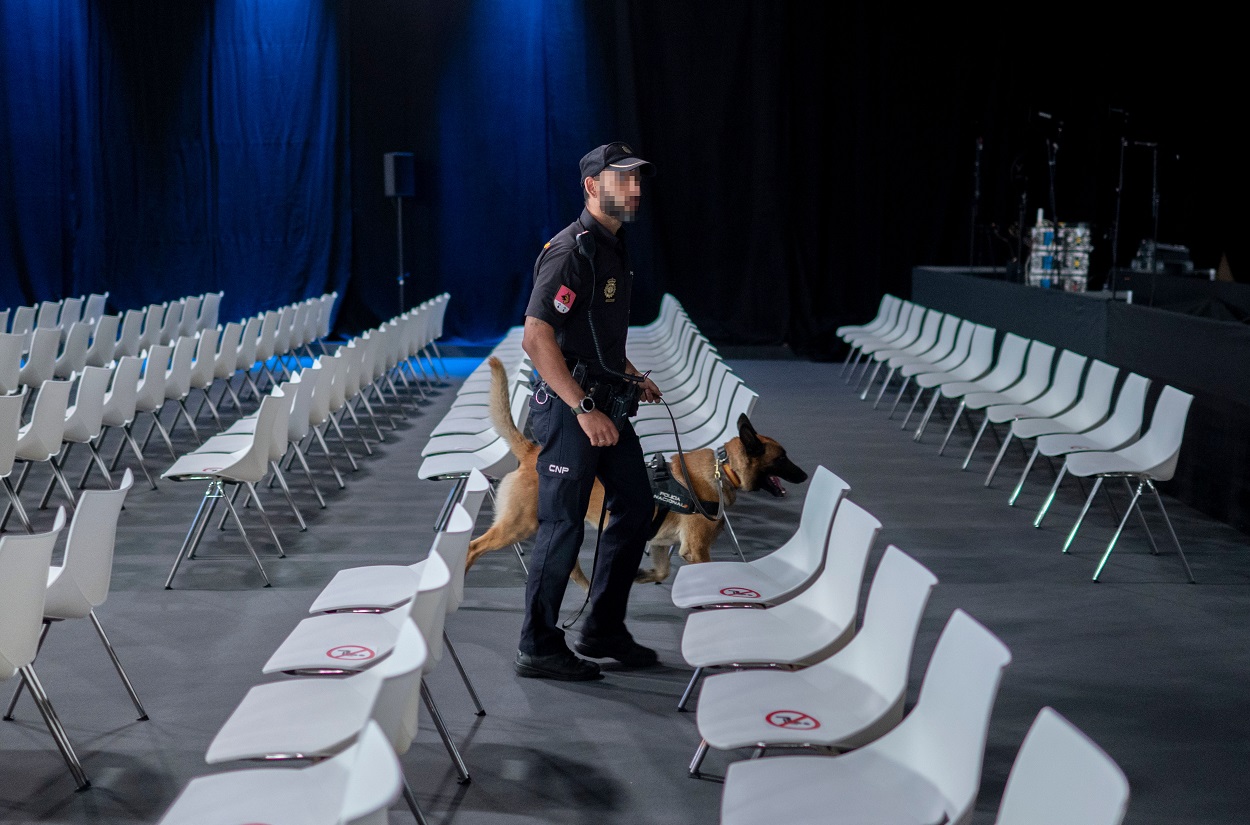 Un agente de la Policía Nacional con un perro adiestrado en el dispositivo puesto en marcha para la OTAN. EP.