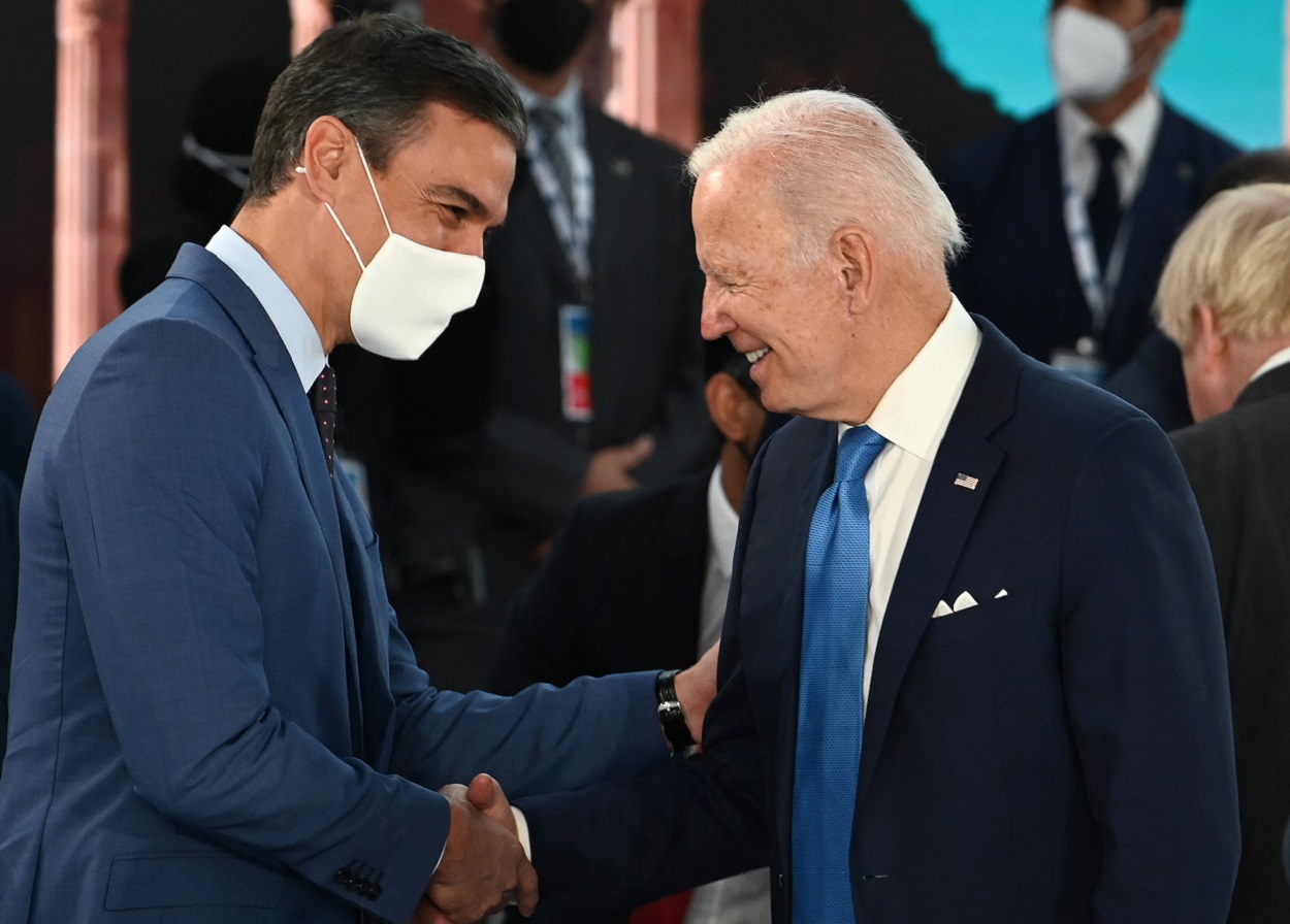 El presidente del Gobierno, Pedro Sánchez, conversa con el presidente de Estados Unidos, Joe Biden, durante la cumbre del G20. EP.