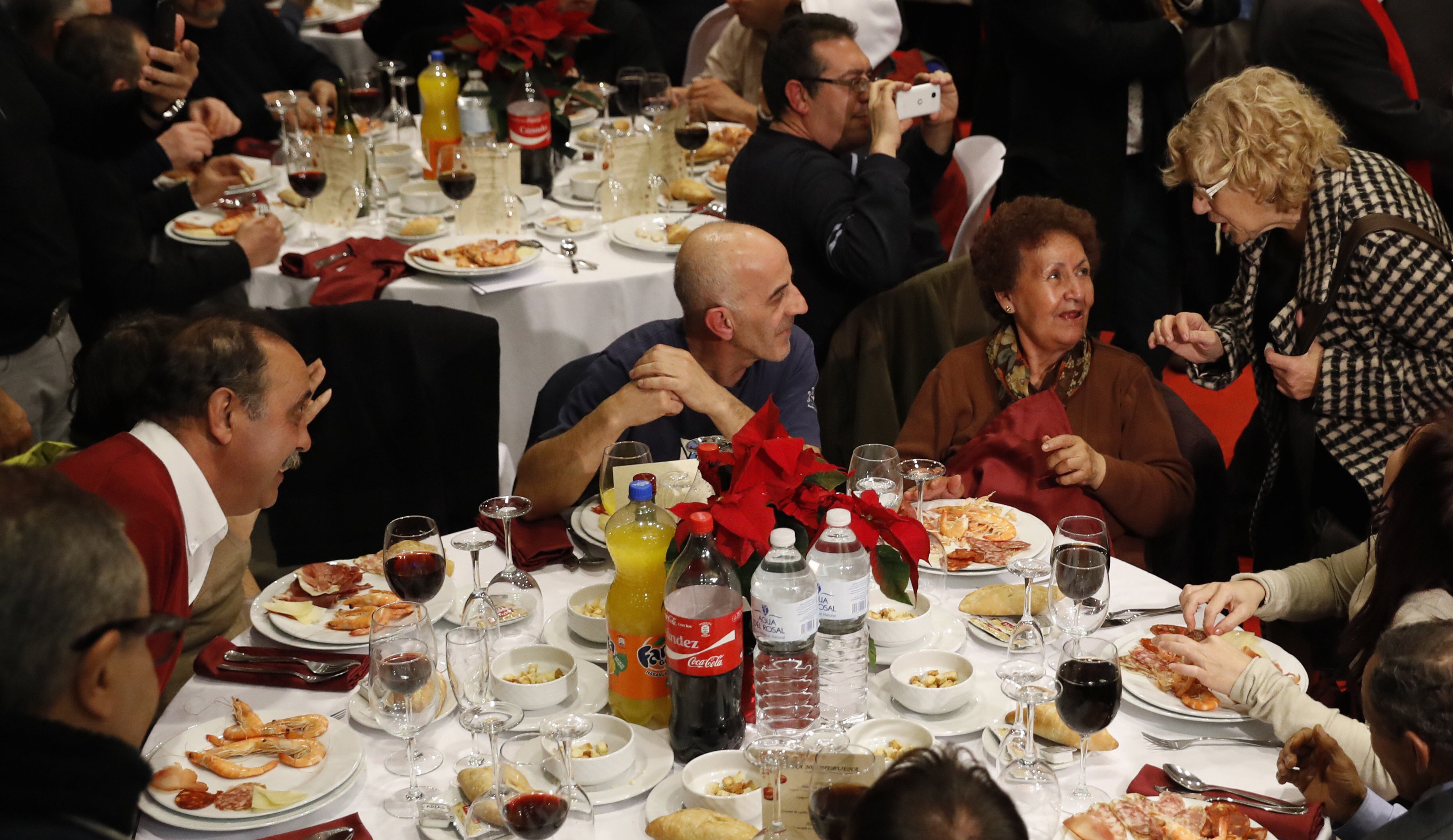 La alcaldesa de Madrid, Manuela Carmena felicita la Navidad a las casi 200 personas sin hogar en Nochebuena. 