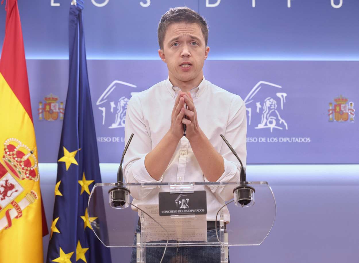 Errejón valora la foto de los reyes. EP