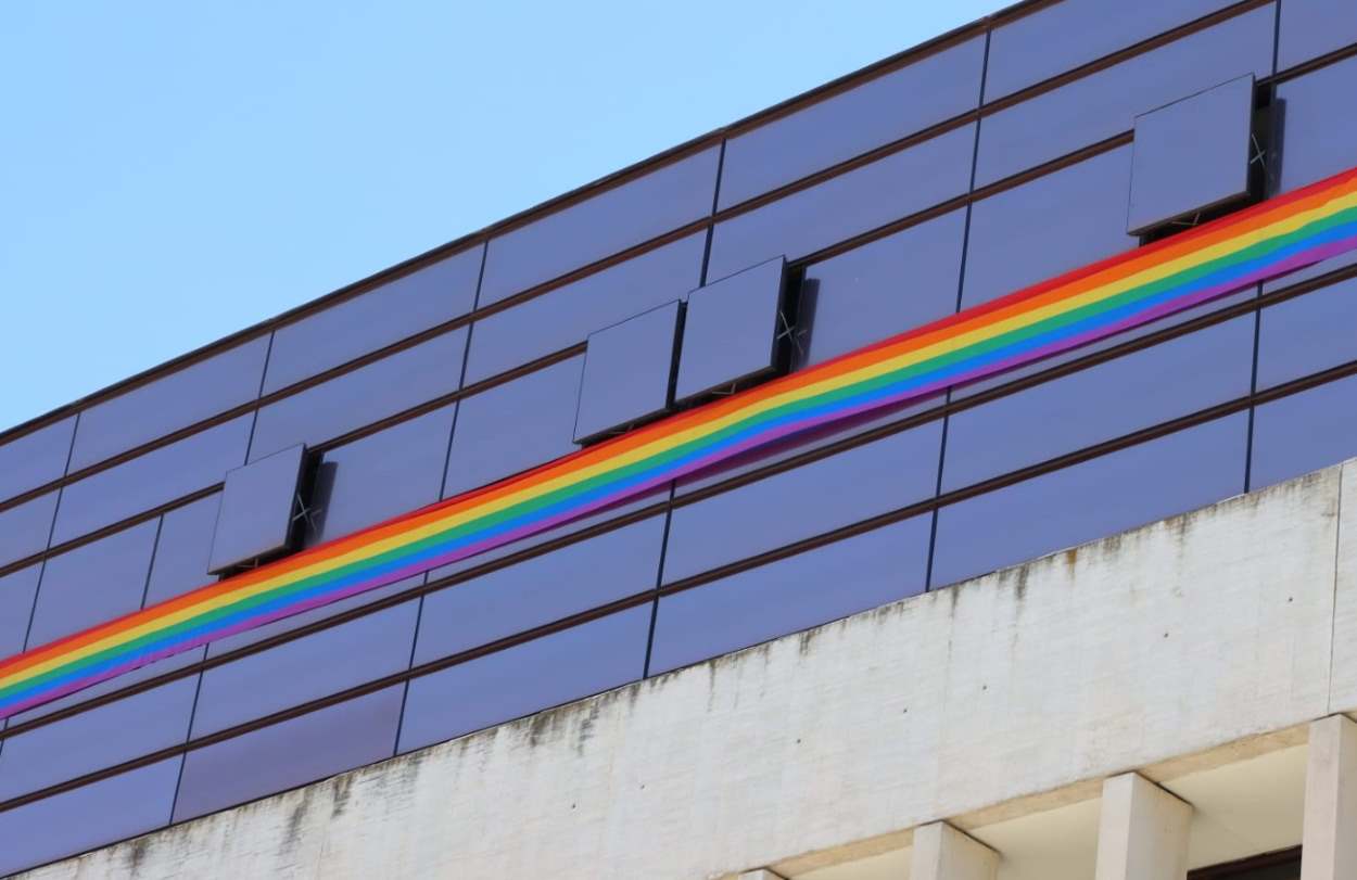 La bandera LGTBIQ en las ventanas del PSOE en las Cortes de Castilla y León