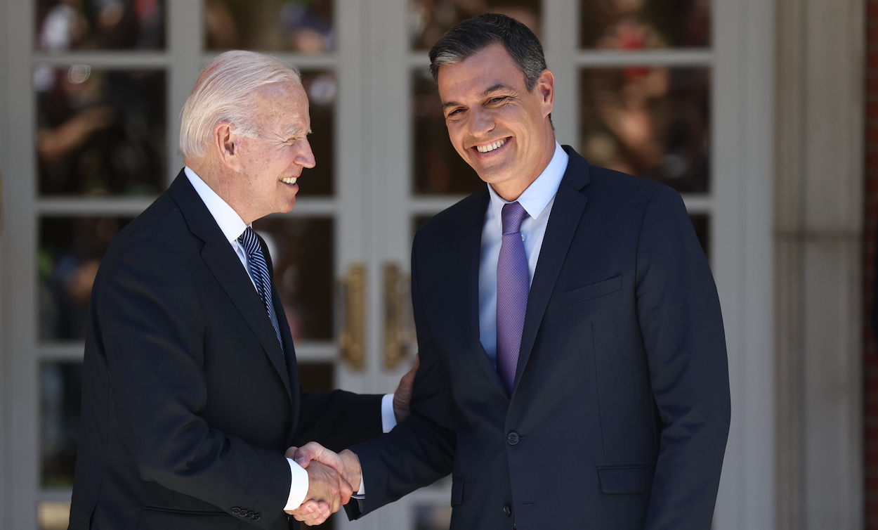 El presidente de los Estados Unidos, Joe Biden (i), es recibido por el presidente del Gobierno, Pedro Sánchez (d). EP