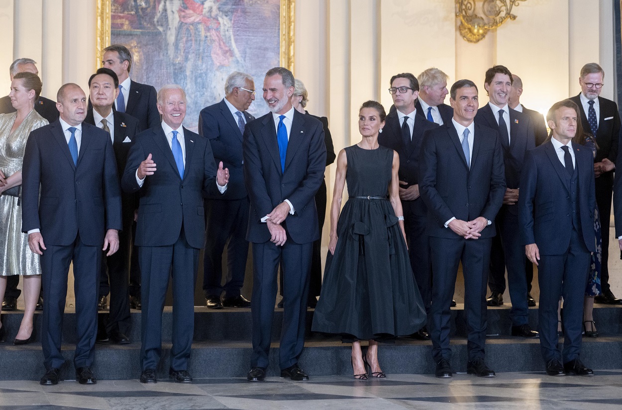 Foto de famlia en el Palacio Real de los mandatarios de la OTAN invitados a la cena de gala. EP