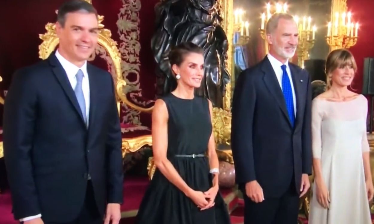 El presidente del Gobierno, Pedro Sánchez, junto a su mujer y los reyes de España durante la recepción oficial en el Palacio Real con motivo de la Cumbre de la OTAN
