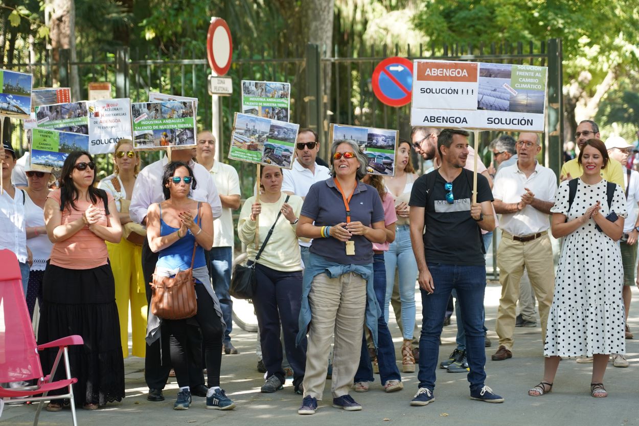 Trabajadores de Abengoa acampados en el Parque de Maria Luisa, para pedir el rescate de la multinacional sevillana. EDUARDO BRIONES/EP