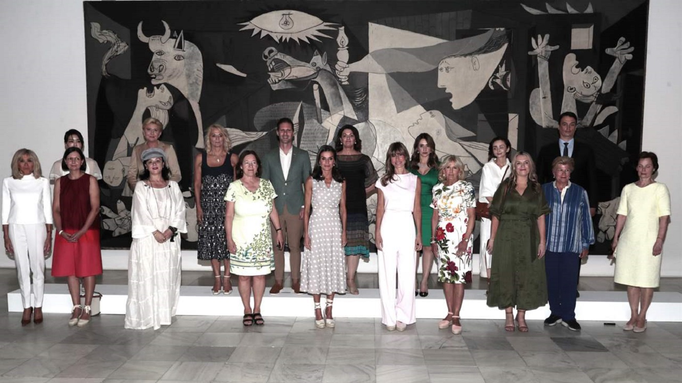 Foto de familia frente al Guernica. TVE