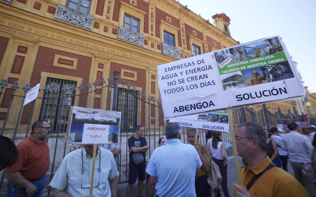Trabajadores de Abengoa protestan ante la fachada principal del Palacio de San Telmo. JOAQUÍN CORCHERO/EP