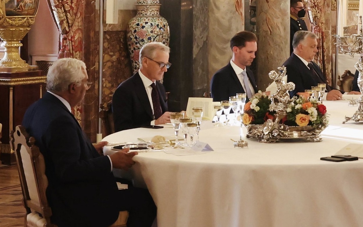 Orbán y demás asistentes en la cena en el Palacio Real. Casa Real