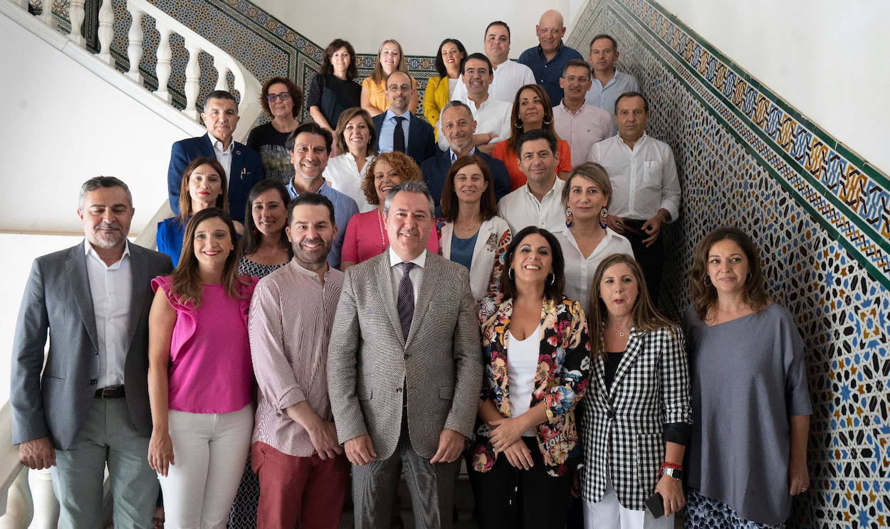 Foto de familia del grupo parlamentario socialista, con Juan Espadas al frente.