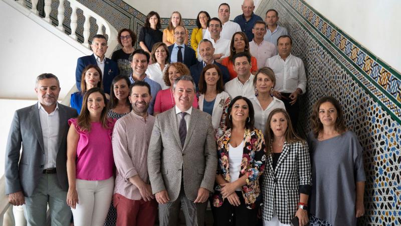 Foto de familia del grupo parlamentario socialista, con Juan Espadas al frente.