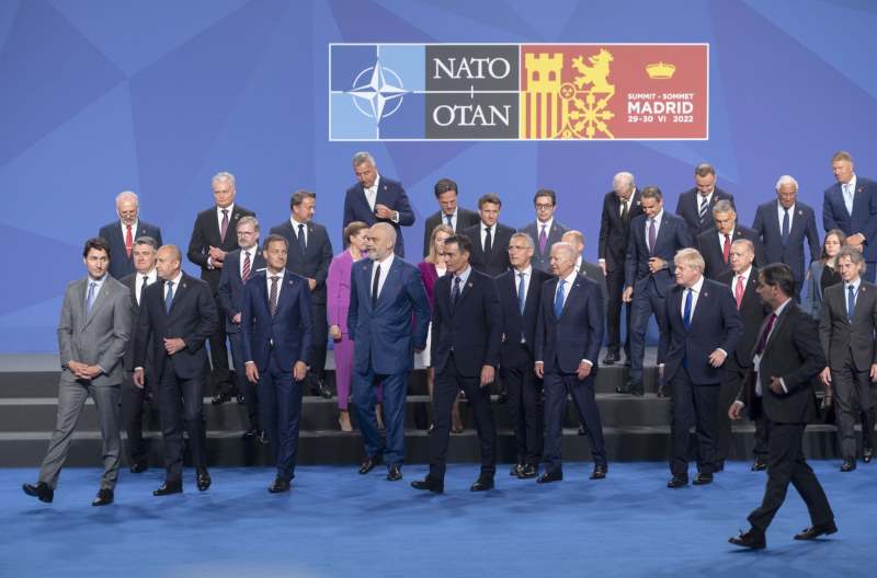 Mandatarios internacionales tras hacerse una fotografía antes del comienzo de la Cumbre de la OTAN 2022 en el Recinto Ferial IFEMA MADRID