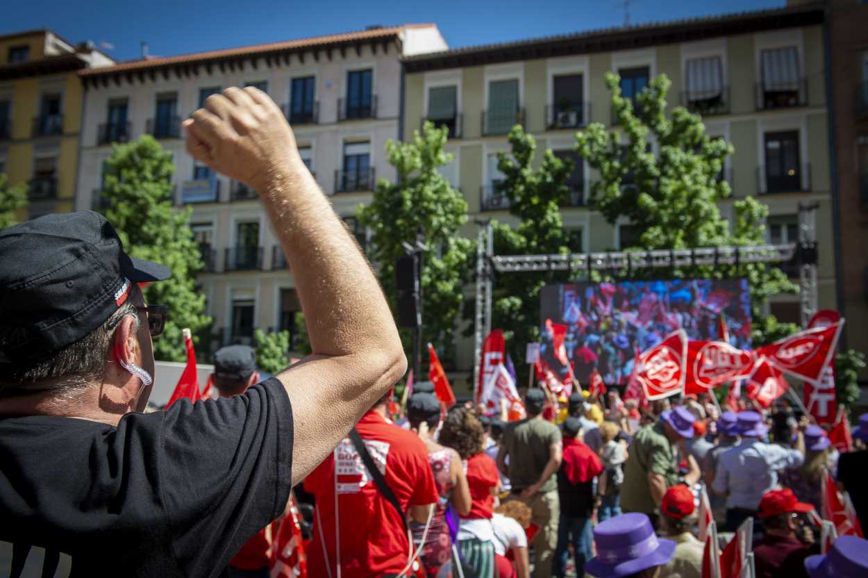 Varias personas con pancartas durante un encuentro sindical estatal con negociadores bajo el lema 'Salarios o conflicto'. Europa Press