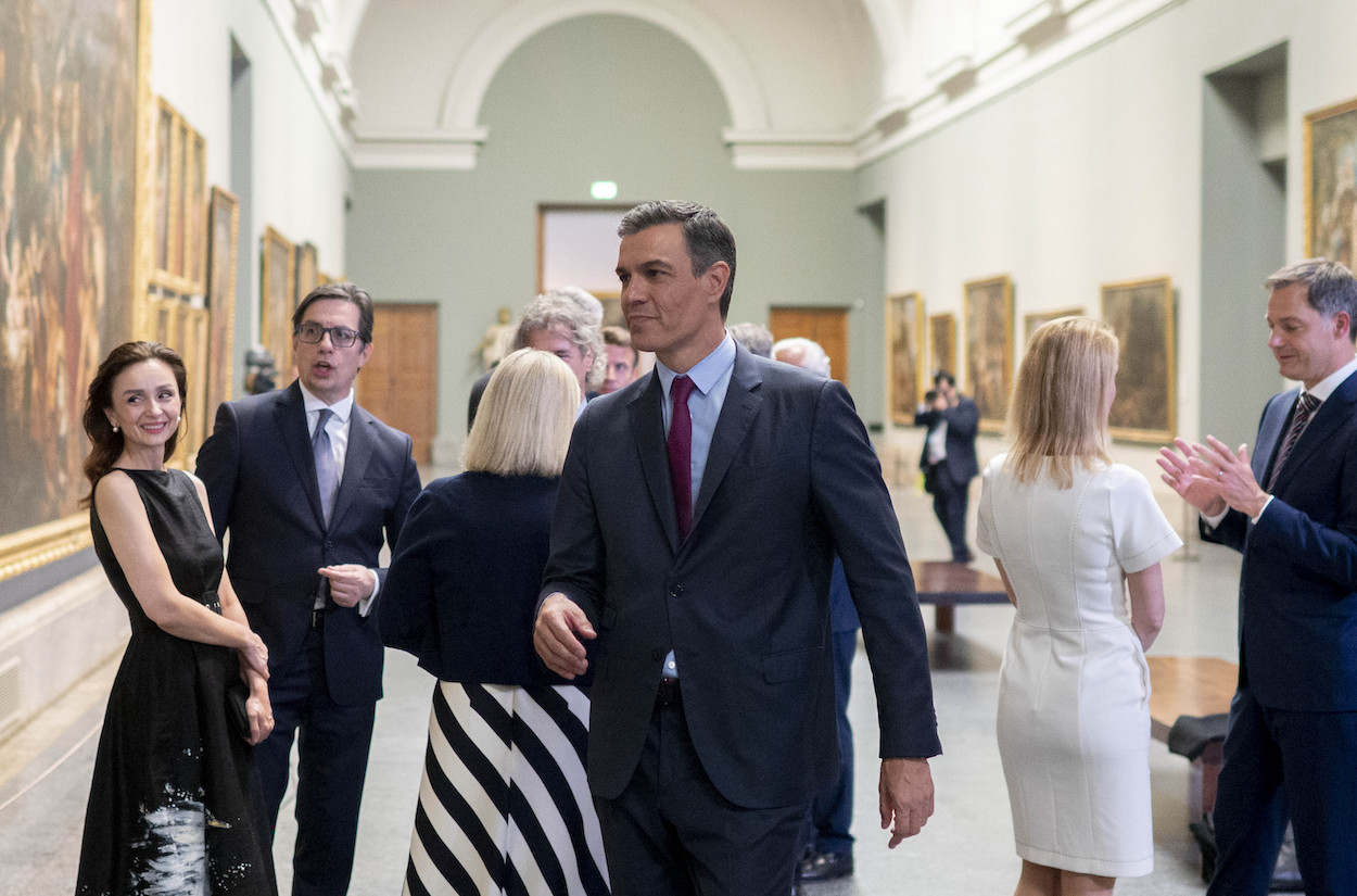 El presidente del Gobierno, Pedro Sánchez (1d), a su llegada a la cena informal transatlántica a nivel de Jefes de Estado y de Gobierno en el Museo del Prado, a 29 de junio de 2022, en Madrid (España). EP