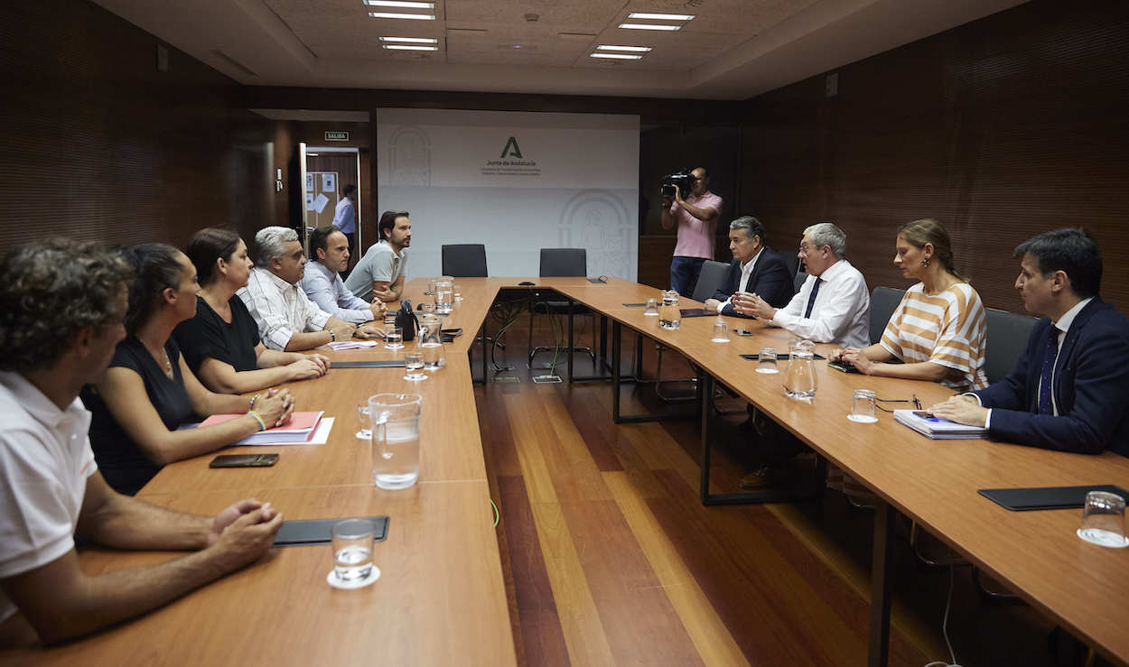 El consejero de Economía, Rogelio Velasco, junto al viceconsejero de Presidencia, Antonio Sanz, en la reunión con trabajares de Abengoa. JOAQUÍN CORCHERO/EP