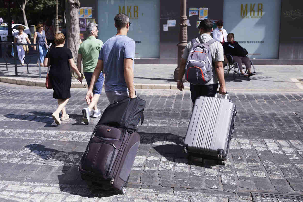 Turistas con maletas en Sevilla. Europa Press
