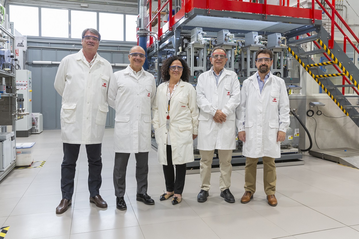 Miembros de Cepsa junto a Avelino Corma (segundo por la derecha) en el Centro de Investigación de la compañía. 