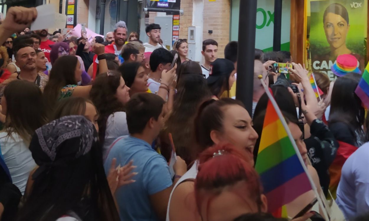 La marcha del Orgullo en Huelva frente la sede de Vox
