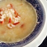 Sopa de arroz con jamón y merluza rebozada